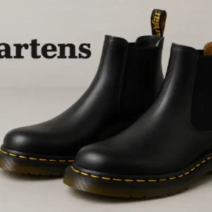 ドクターマーチンの黒いチェルシーブーツ。イエローステッチとスムースレザーが特徴の定番モデルで、カジュアルにもきれいめにも合わせやすいデザイン。