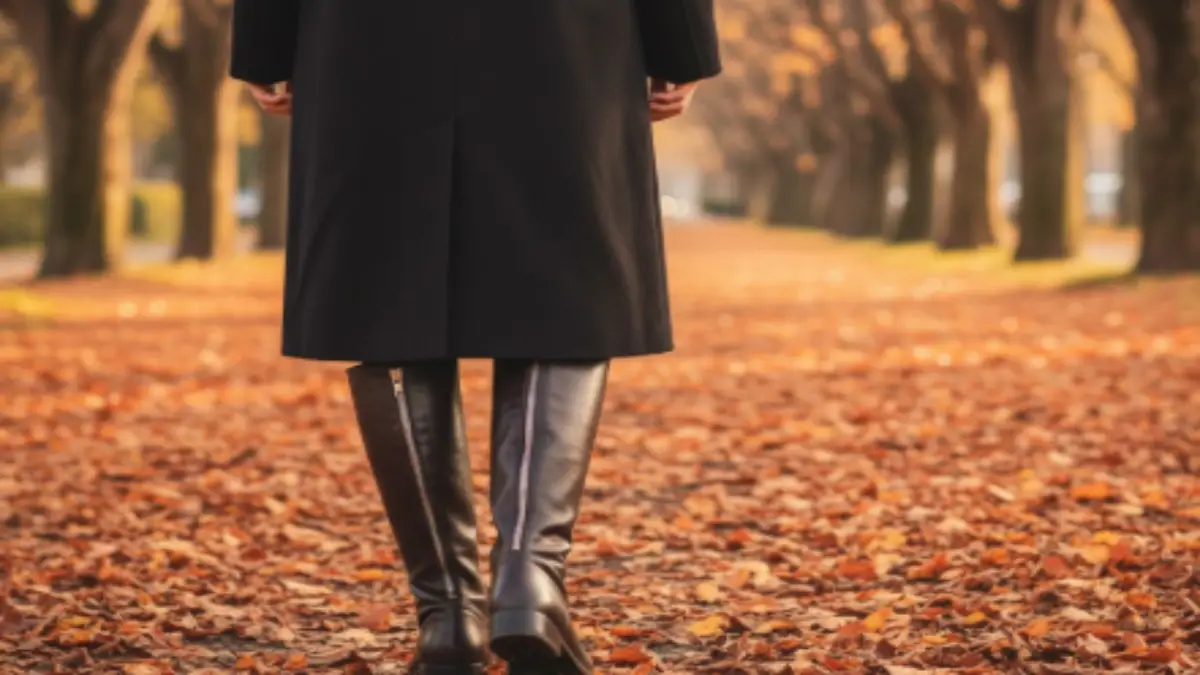 冬景色の街角でロングブーツを履いた日本人女性。チャックが閉まらない問題を扱う記事用イメージ。