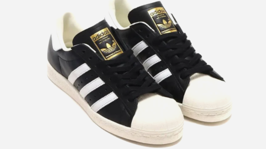 アディダス スーパースター82 ブラック×ホワイト ゴールド アディダス スーパースター82 ブラック×ホワイト ゴールドロゴモデルの外観画像